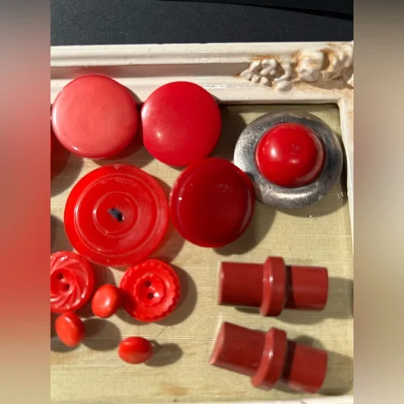 Lot of Vintage Red Buttons - Picture 4 of 8